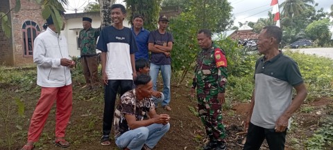 Jalin Keakraban, Sertu Ruslan Komsos Dengan masyarakat kelurahan talang ubi yang merupakan desa binaan