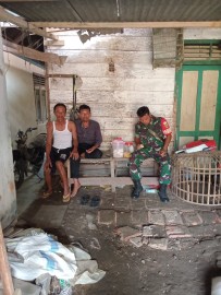 Babinsa Koramil 406-06/ Tugumulyo Serda Syukra dede Melaksanakan Komsos Diwilayah binaan.