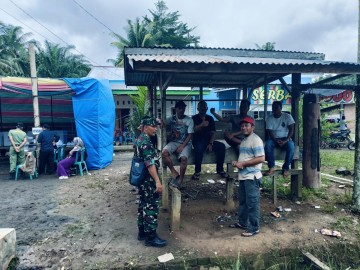 Sertu Antoni Babinsa desa Muara rengas sambangi masyarakat guna komsos keamanan lingkungan menjelang bulan puasa.