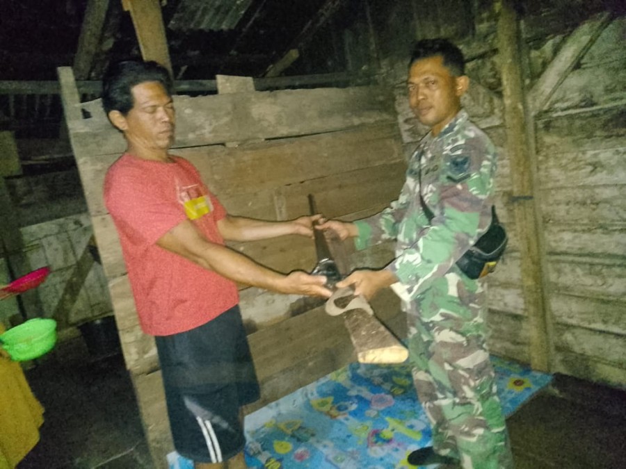 Babinsa Koramil 406-04/Muara Lakitan Menerima Senjata Rakitan Dari masyarakat Binaan