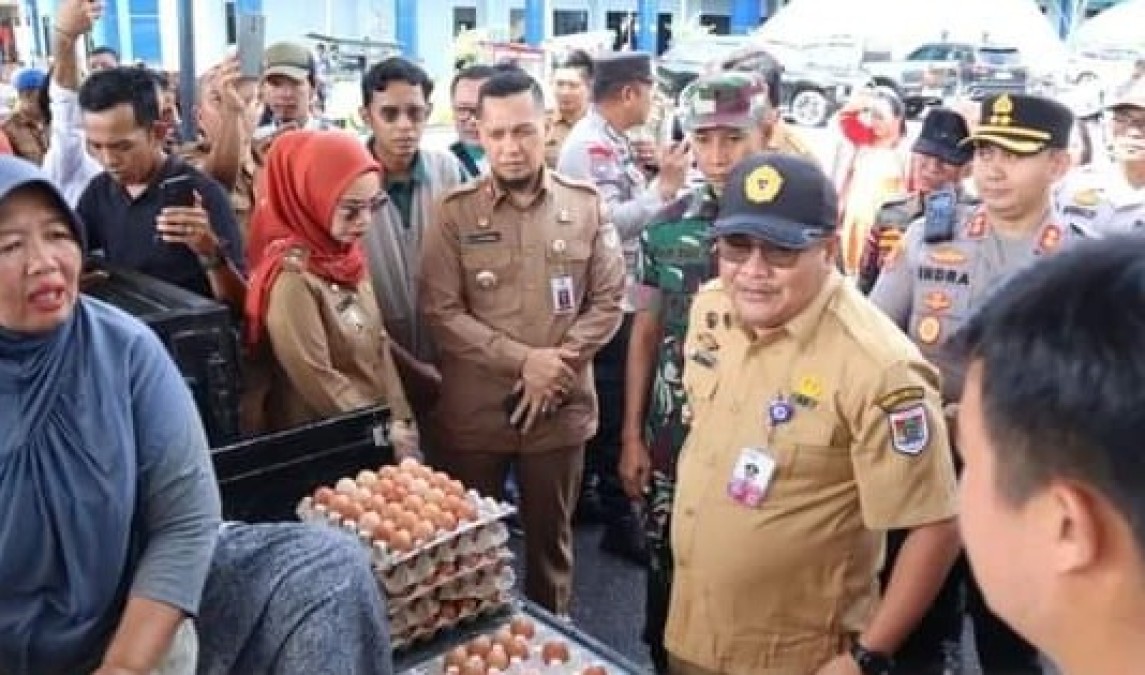 Kepala Staf Kodim 0406/Lubuk Linggau Dampingi Pj Walikota Tinjau Operasi Pasar Murah