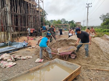 Babinsa Koramil 406-01/Rawas ulu Serda Amrullah rahim melaksanakan kegiatan gotong royong didesa binaan.