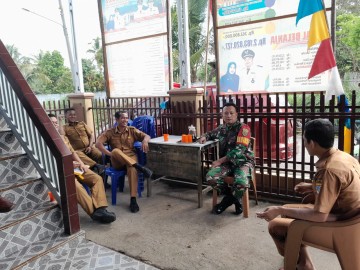 Babinsa Koramil 406-03/ Rupit Sertu Khairul Melaksanakan Komsos Diwilayah binaan.
