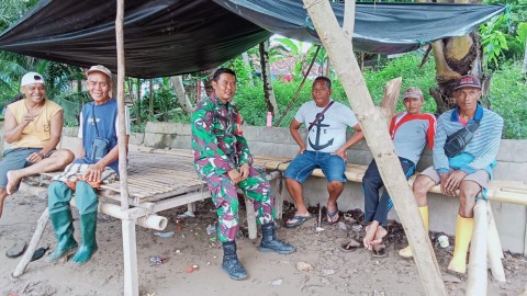 Babinsa Koramil 406-01/Rawas ulu Serda Niki sudoyo komsos bersama warga didesa binaan.