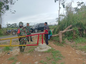 Lettu inf Hendri calaus danramil 406-07/Jayaloka turun langsung kelapangan pimpin gotong royong bersihkan kirim kanan jalan poros jayaloka