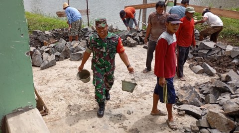 Bersama Warga Babinsa Koramil 406-05/Muara Kelingi Membantu Pekerjaan Bapak Suwito
