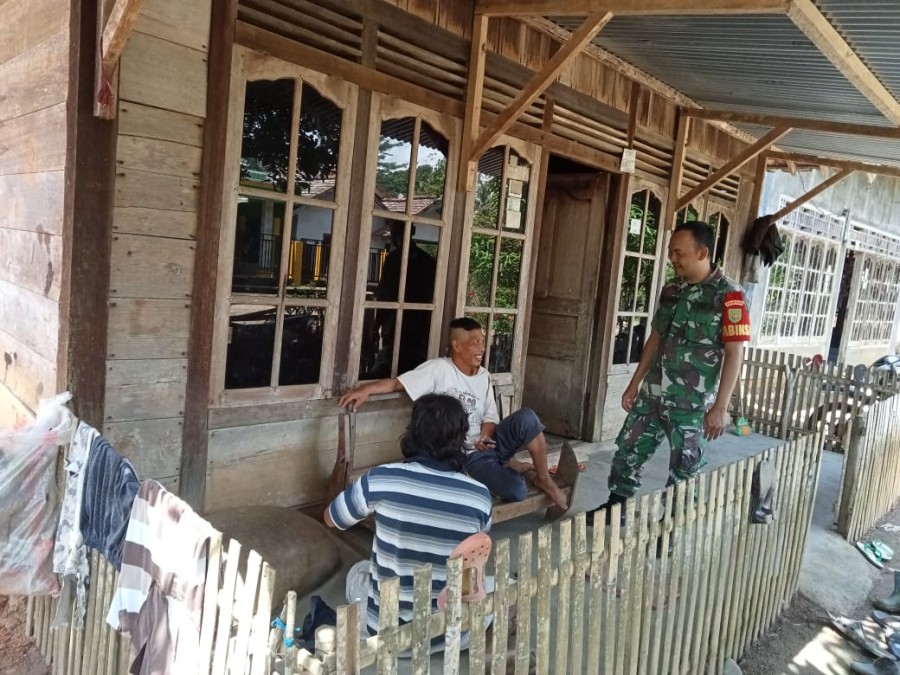 Menjalin Silaturahmi, Serda jiki Apriadi Komsos dengan Tokoh Masyarakat