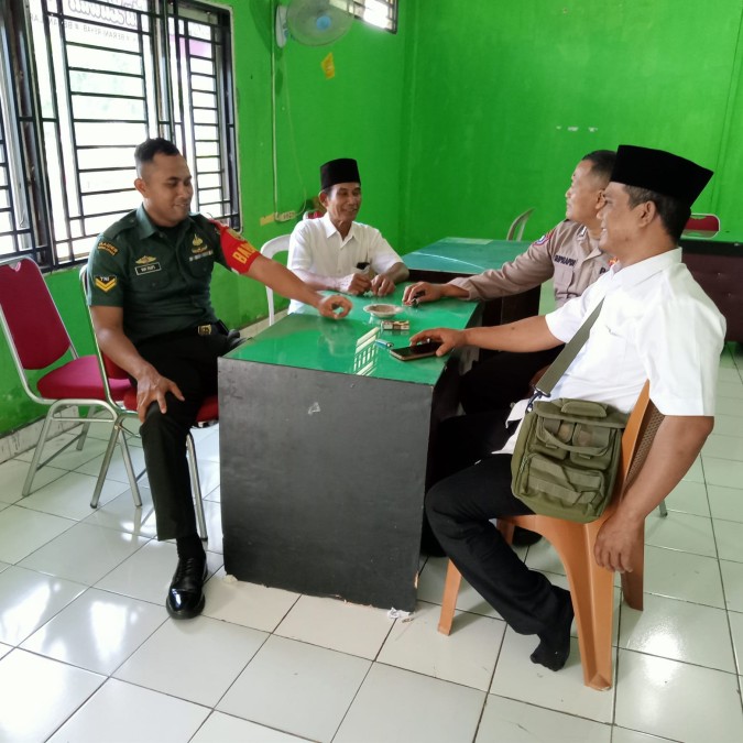 Babinsa Koramil 406-06/Tugumulyo Sertu Marufi Melaksanakan Komsos Diwilayah binaan.