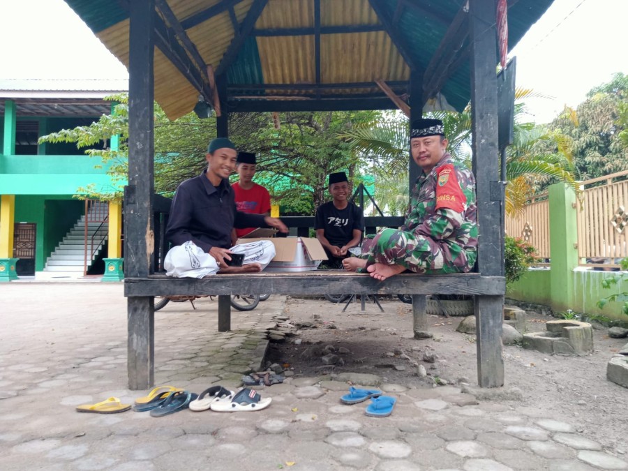 Pupuk Kebersamaan, Babinsa Komsos Dengan Tokoh Agama Di Wilayah binaan