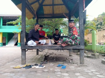 Pupuk Kebersamaan, Babinsa Komsos Dengan Tokoh Agama Di Wilayah binaan