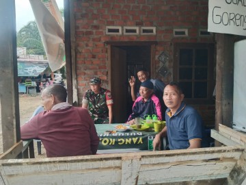 Babinsa Koramil 406-02/Rawas ilir koptu Joni ismed komsos bersama warga didesa binaan.