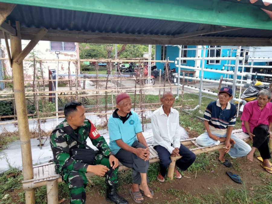 Bersama Para Tokoh Masyarakat Serda Hedi Marta Lores Melakukan Komunikasi