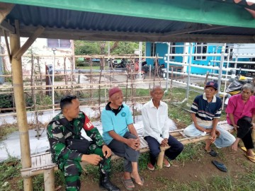 Bersama Para Tokoh Masyarakat Serda Hedi Marta Lores Melakukan Komunikasi