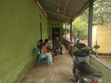 Babinsa Koramil 406-02/Rawas ilir Serda m Irfan komsos bersama warga didesa binaan.