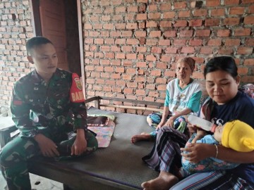 Jalin Keakraban praka Al Wahid Babinsa Koramil 406-05/Muara Kelingi komsos Dengan Masyarakat desa binaan