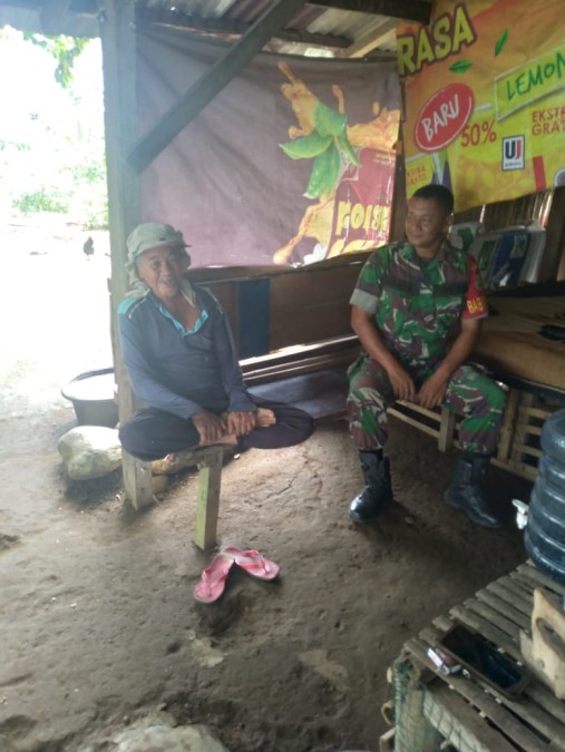 Melalui komsos,babinsa Koramil 406-07/jayaloka ingatkan warga binaan pentingnya menjaga kesehatan