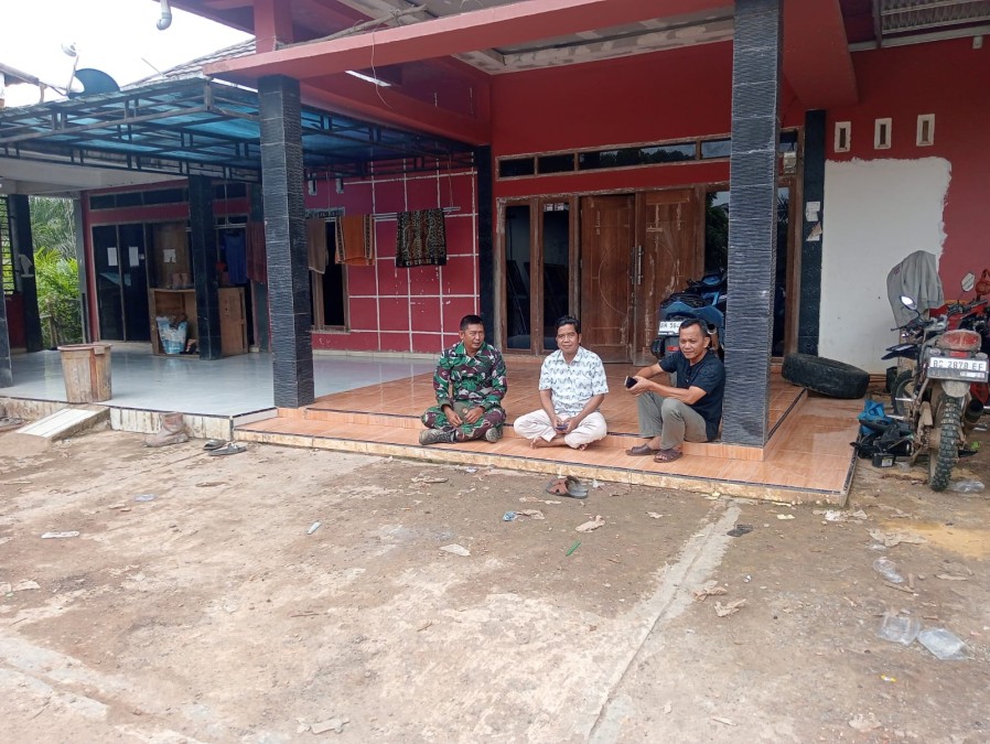 Babinsa Koramil 406-02/Rawas ilir Serda Nurkholis komsos bersama warga didesa binaan.