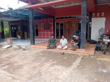Babinsa Koramil 406-02/Rawas ilir Serda Nurkholis komsos bersama warga didesa binaan.