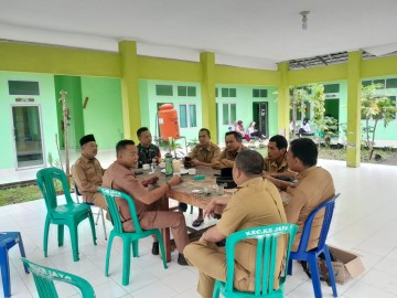 Jalani Silaturahmi Babinsa Koramil 406-03/Rupit Komsos Melaksanakan Komsos Bersama Warga Desa Diwilayah Binaan.