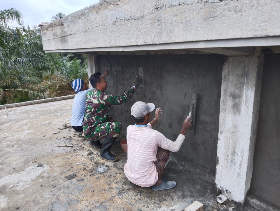 Babinsa Koramil 406-05/Muara Kelingi Bahu-membahu Bersama Warga Membangun Mushola