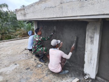 Babinsa Koramil 406-05/Muara Kelingi Bahu-membahu Bersama Warga Membangun Mushola