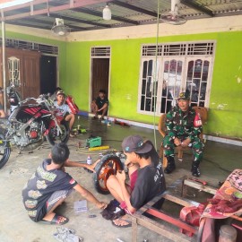 Babinsa Koramil 406-04/Muara Lakitan Komsos Dengan Pemilik Bengkel Motor di wilayah binaan