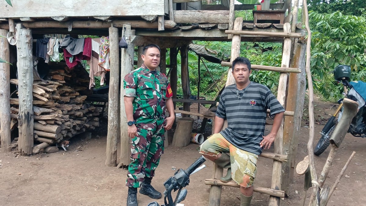 Babinsa Koramil 406-07/jayaloka kopka adbul hoiri Melaksanakan Komsos dengan Petani kopi di Wilayah Binaan