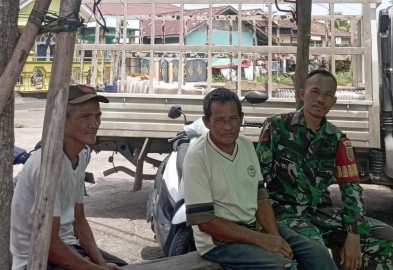 Jalani Silaturahmi Di Bulan Ramadhan Babinsa Koramil 406-06/Tugumulyo Kopda Yogi Melaksanakan Komsos Diwilayah binaan.