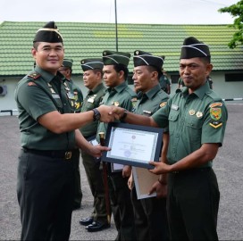 Babinsa Kodim 0406/Lubuk Linggau Menerima Penghargaan Dari Danrem 044/Gapo