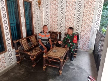 Jalani Silaturahmi Di Bulan Ramadhan Babinsa Koramil 406-06/Tugumulyo Serka Darman Melaksanakan Komsos Di Wilayah binaan.