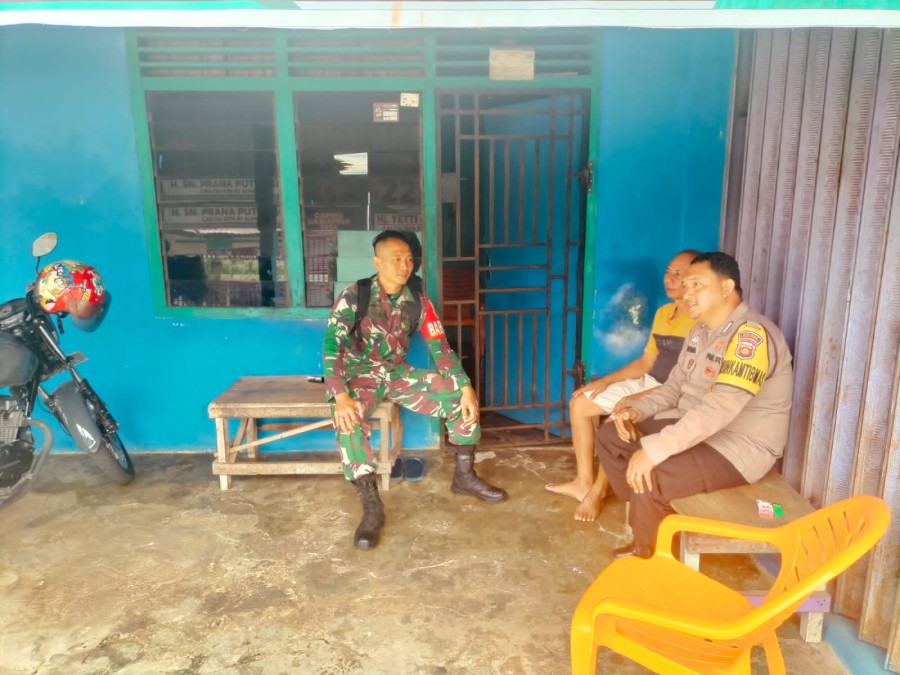 Babinsa Koramil 406-08/Lubuklinggau serda haeron s komsos bersama warga didesa binaan.
