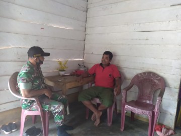 Tingkatkan Keamanan di Wilayah Binaan, Sertu Abdul Rohim Komsos Dengan Anggota Linmas di wilayah desa binaan