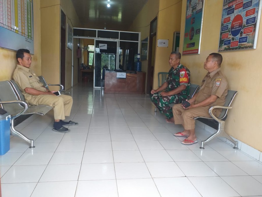 Babinsa Koramil 406-02/Rawas ilir Serma endang permana komsos bersama staf kecamatan didesa binaan.