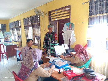 Babinsa Koramil 406-08/Lubuklinggau sertu m.tarhib komsos bersama lurah didesa binaan.