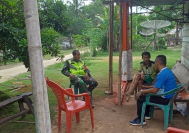 Sertu Ali Mubin Laksanakan Komsos Jalin Silaturahmi Dengan masyarakat di wilayah Binaan