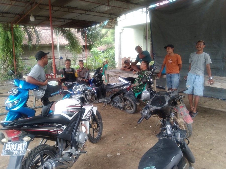 Babinsa Koramil 406-05/Muara Kelingi Komsos Bersama Bhabinkamtibmas dan Masyarakat