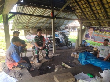 Dongkrak Kemajuan Ekonomi Warga Babinsa Berikan Motivasi Kepada Pengusaha Pande Besi