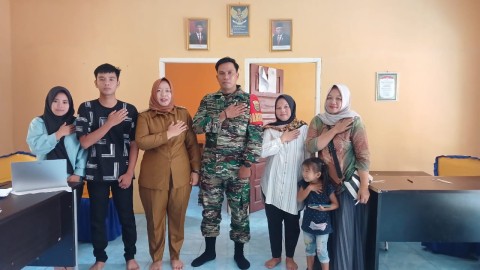Babinsa Koramil 406-02/Rawas ilir Serda Ismail komsos bersama kepala desa didesa binaan.