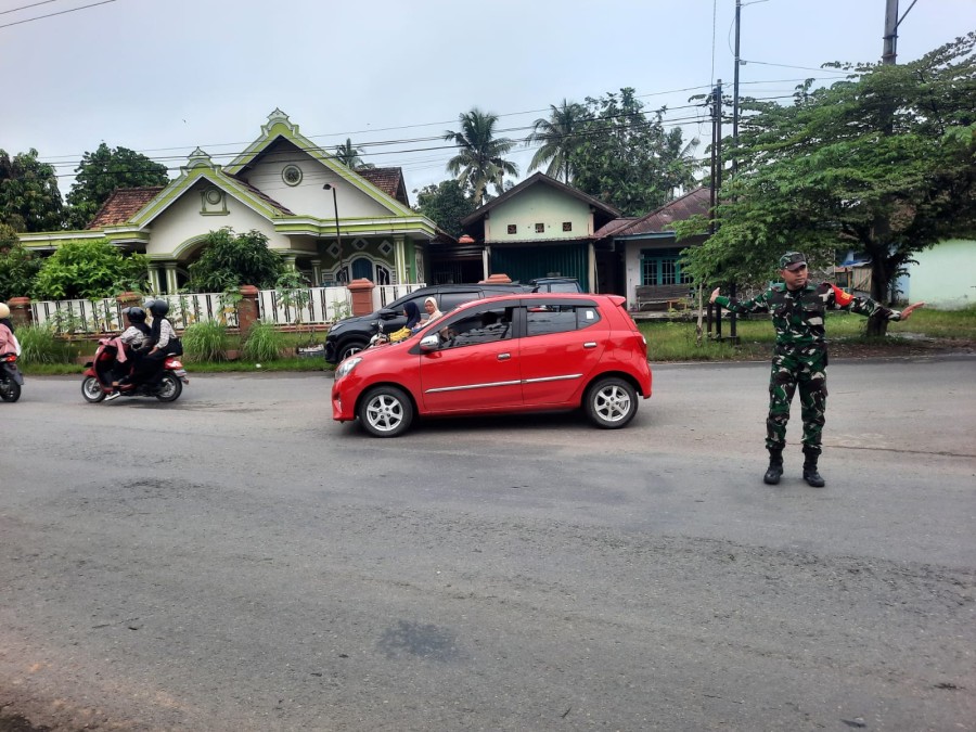 Babinsa Koramil 406-06/Tugumulyo Sertu Marufi Berbuat Kebaikan Membantu Warga Mengatur Kemacetan