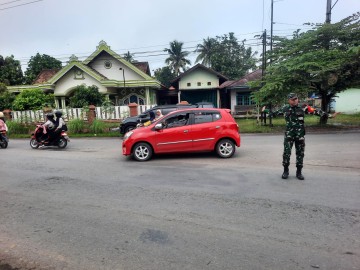 Babinsa Koramil 406-06/Tugumulyo Sertu Marufi Berbuat Kebaikan Membantu Warga Mengatur Kemacetan