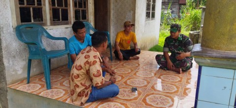 Babinsa Koramil 406-04/Muara Lakitan Serma Taufik jalin silaturahmi dengan masyarakat desa binaan