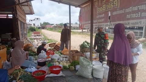 Babinsa Koramil 406-02/Rawas ilir Serda Robi firdaus melaksanakan pengecekan harga sembako menjelang hari raya idul fitri di wilayah binaan.