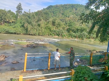 Koramil 406-08/kota Lubuklinggau koptu Ali s monitoring kegiatan gulbencal diDesa binaan.