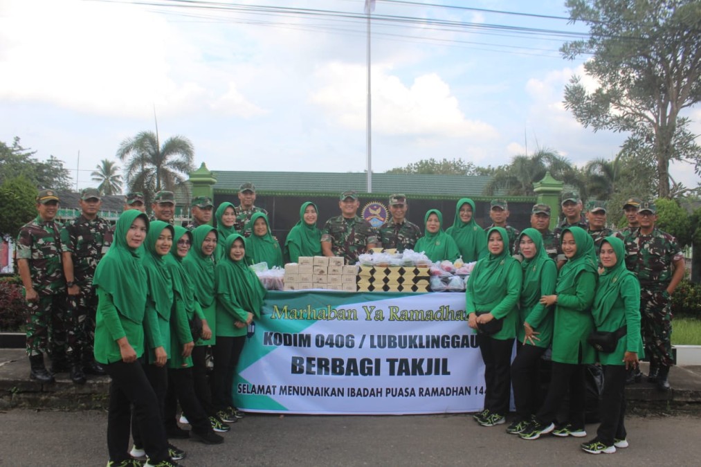 Dandim 0406/Lubuk Linggau Turut Membagikan 500 an Paket Takjil Gratis Kepada Masyarakat