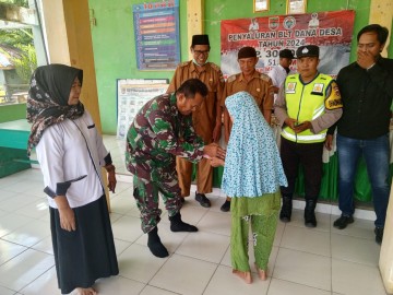 Pastikan aman dan lancar pelda Rudianto hadiri pembagian BLT di wilayah binaan
