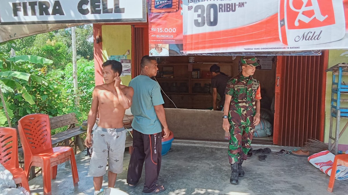 Babinsa Koramil 406-01/Rawas ulu serma suwitno komsos bersama warga didesa binaan.