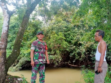 Curah hujan tinggi Serda Wisnu Babinsa Koramil 07/jayaloka cek Debit air di wilayah desa binaan.