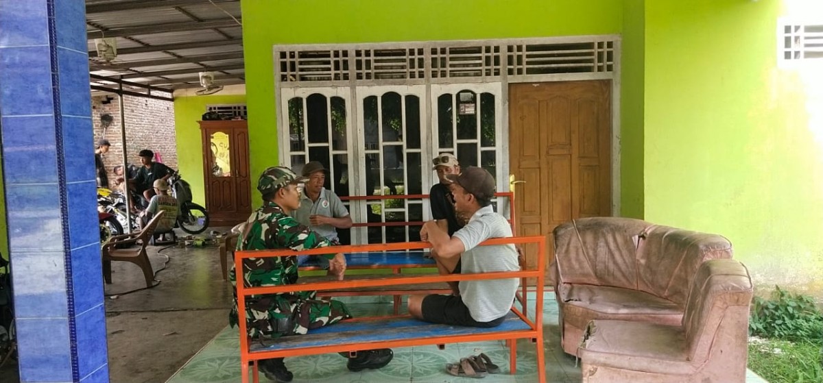 Jalin Keakraban dengan Warga, Babinsa Koramil 406-04/Muara Lakitan Komsos di Wilayah Desa Binaan