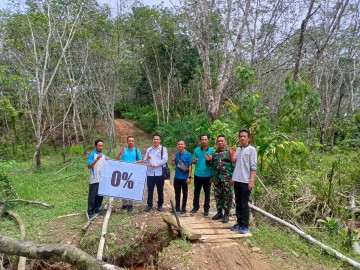 Pastikan Kegiatan Berjalan Lancar dan Aman Babinsa Dampingi Penentuan Titik Nol dan Penyaluran BLT