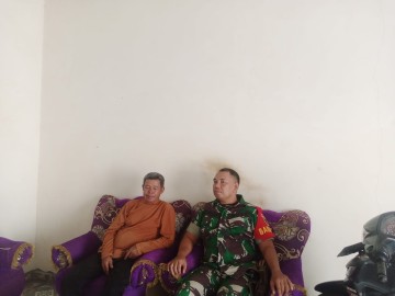 Babinsa Koramil 406-07/Jayaloka Sertu Yusuf Komsos dengan Tokoh Agama Di Desa Binaan